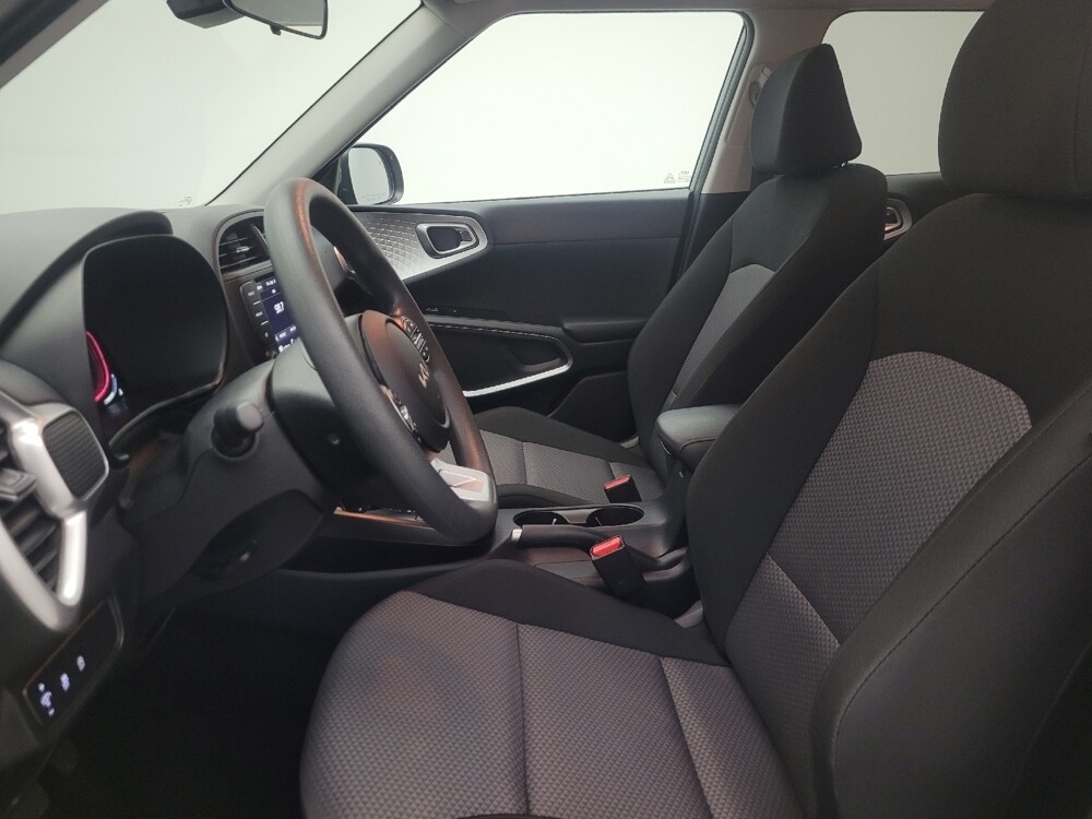 2025 Kia Soul in Glendale, AZ 85301 - 18130071 17