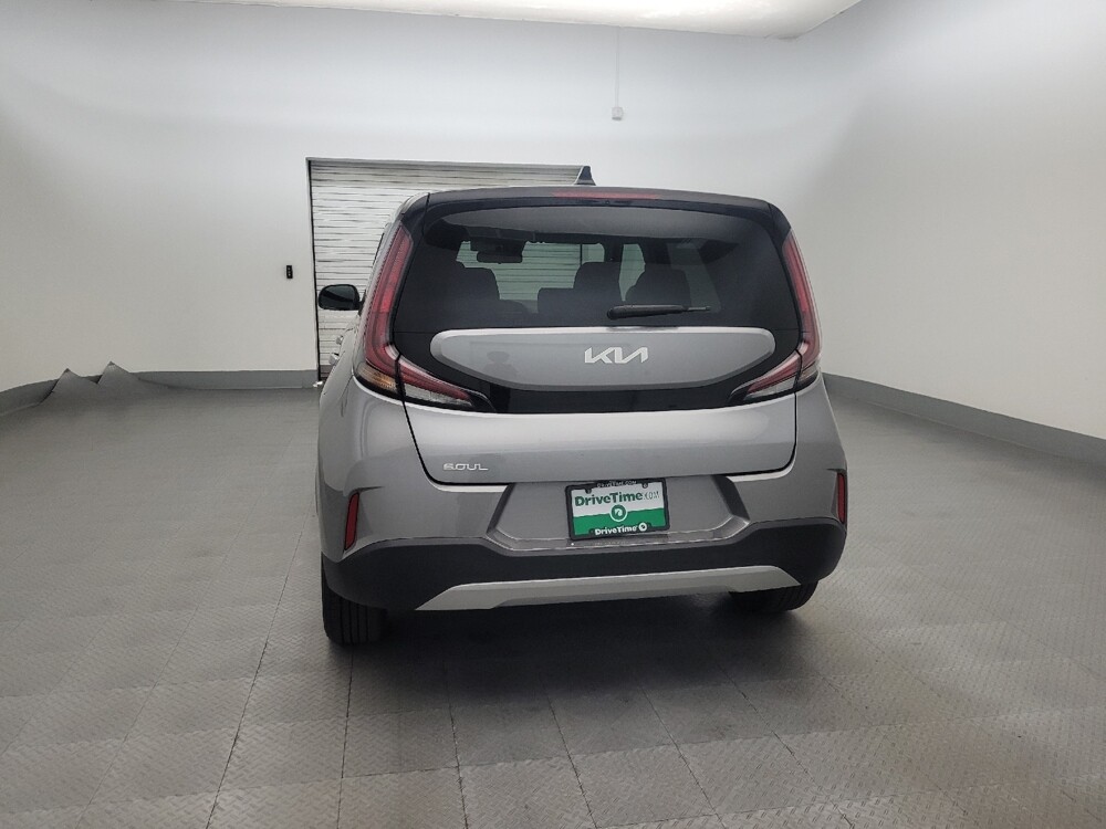 2025 Kia Soul in Glendale, AZ 85301 - 18130071 6