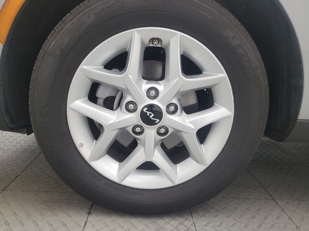 2025 Kia Soul in Glendale, AZ 85301 - 18130071 31