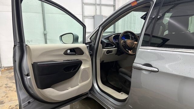2018 Chrysler Pacifica in Austell, GA 30168 - 18130123 11