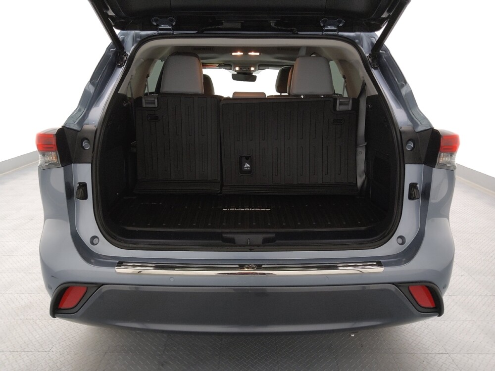 2020 Toyota Highlander in Independence, MO 64055 - 18130403 29