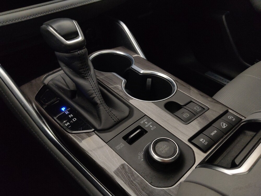 2020 Toyota Highlander in Independence, MO 64055 - 18130403 26