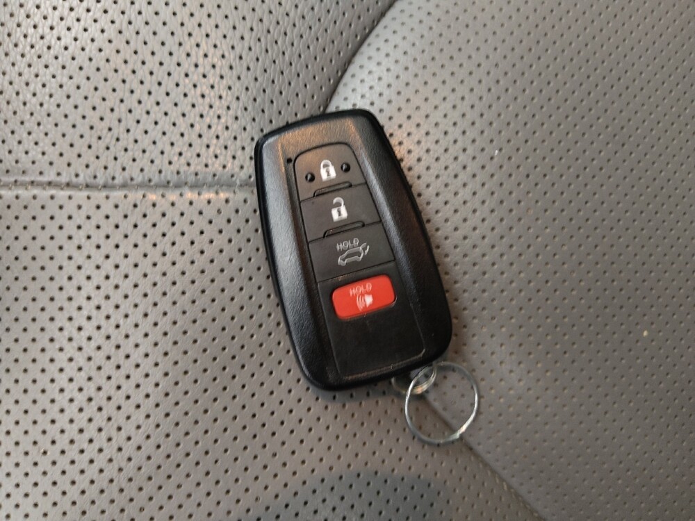 2020 Toyota Highlander in Independence, MO 64055 - 18130403 32