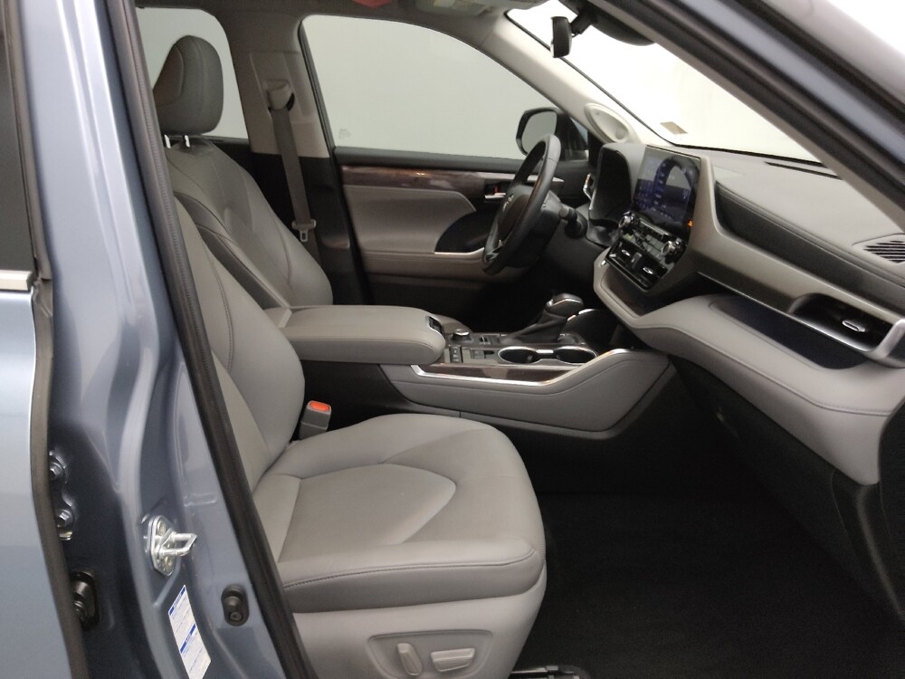 2020 Toyota Highlander in Independence, MO 64055 - 18130403 21