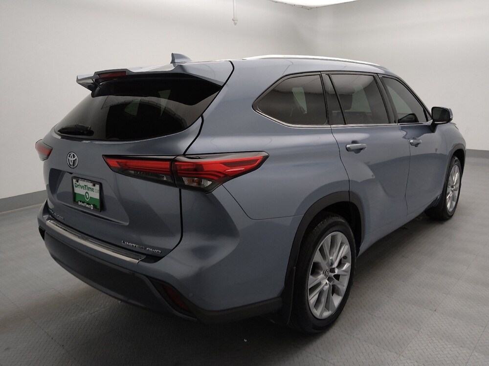 2020 Toyota Highlander in Independence, MO 64055 - 18130403 9