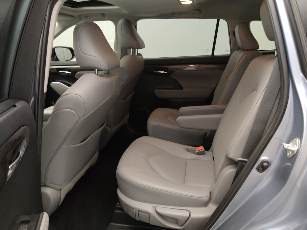 2020 Toyota Highlander in Independence, MO 64055 - 18130403 18