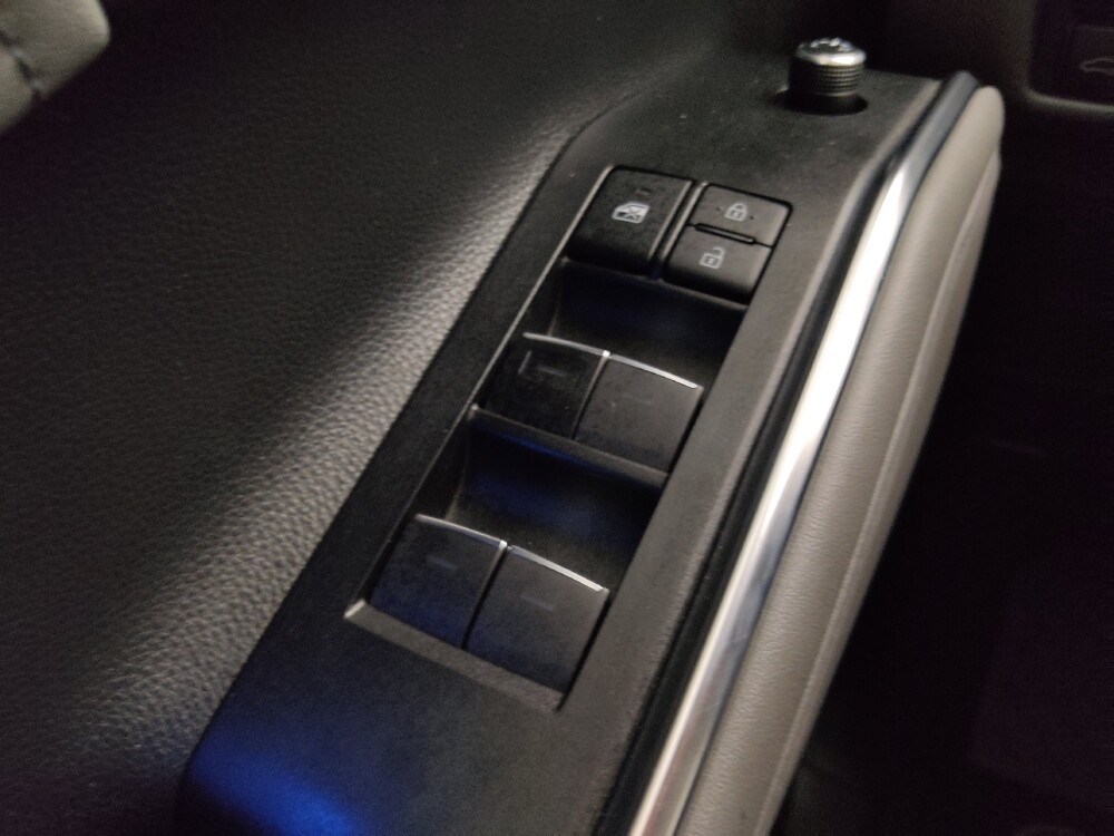 2020 Toyota Highlander in Independence, MO 64055 - 18130403 27