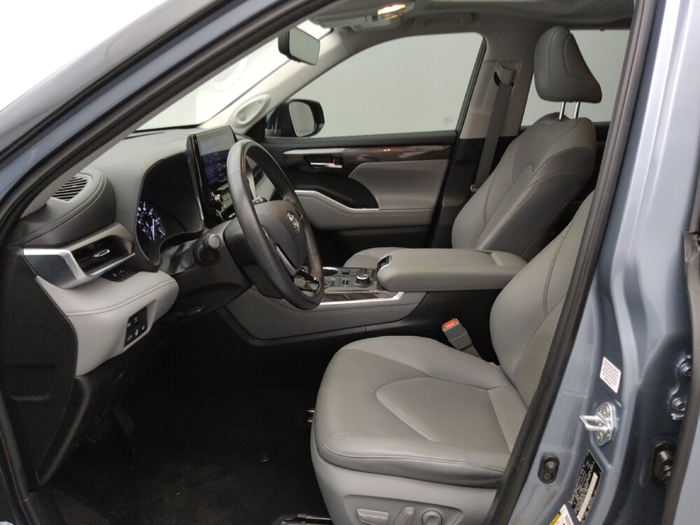 2020 Toyota Highlander in Independence, MO 64055 - 18130403 17