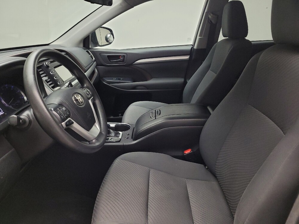 2018 Toyota Highlander in Taylor, MI 48180 - 18130422 17