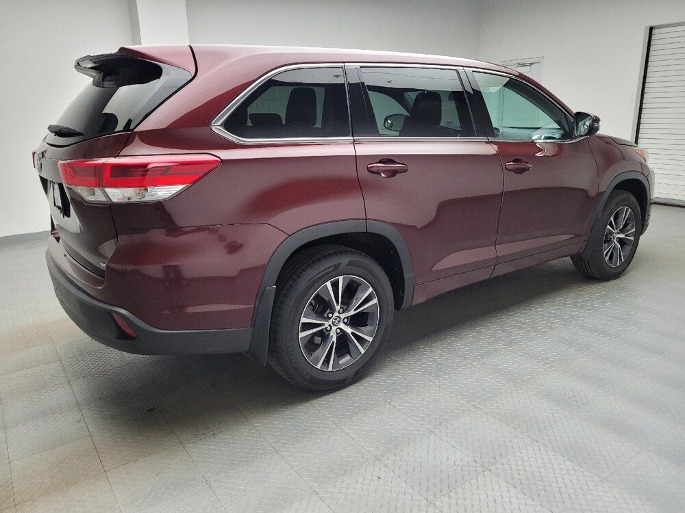 2018 Toyota Highlander in Taylor, MI 48180 - 18130422 10