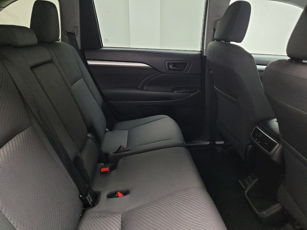 2018 Toyota Highlander in Taylor, MI 48180 - 18130422 19