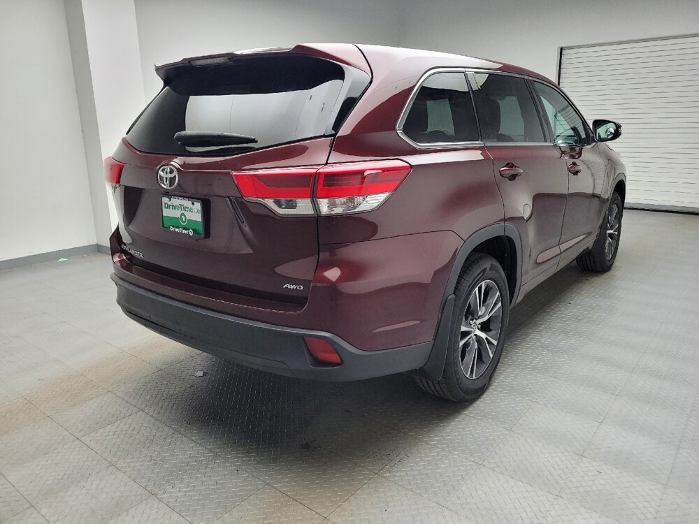 2018 Toyota Highlander in Taylor, MI 48180 - 18130422 9