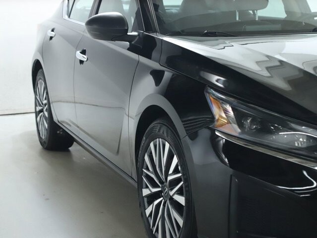 2025 Nissan Altima in Bedford, OH 44146 - 18130442 8