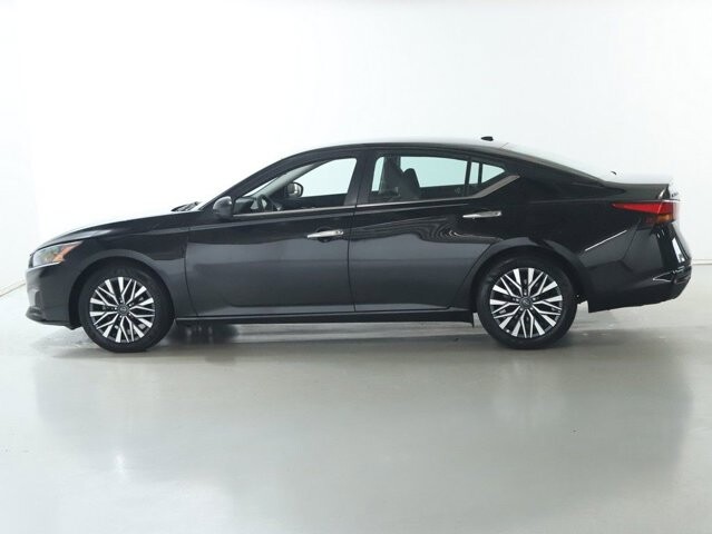 2025 Nissan Altima in Bedford, OH 44146 - 18130442 37