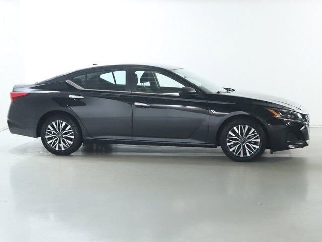 2025 Nissan Altima in Bedford, OH 44146 - 18130442 11