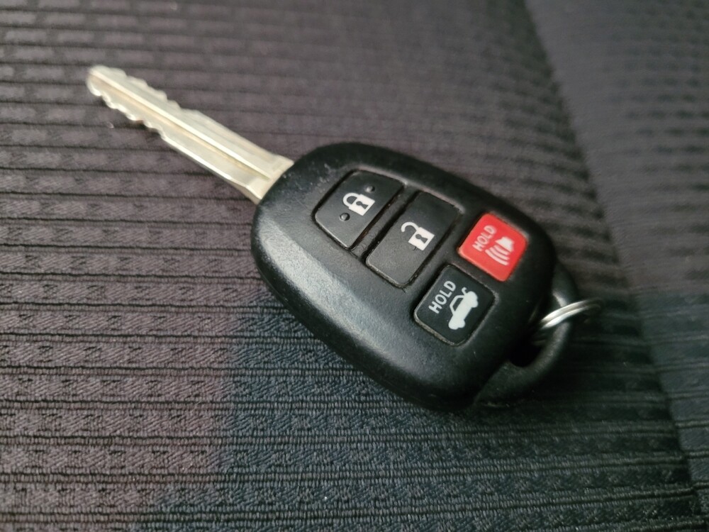 2017 Toyota Camry in Glendale, AZ 85301 - 18130556 32