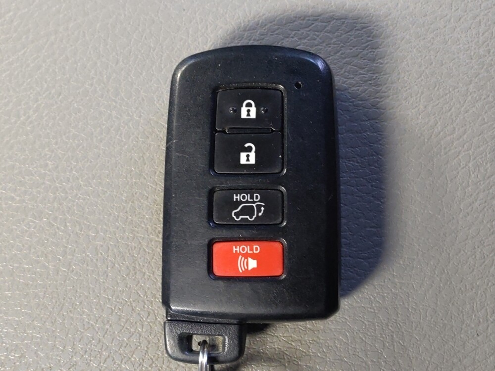 2018 Toyota Highlander in Metairie, LA 70006 - 18130698 32