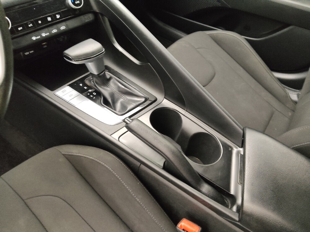 2021 Hyundai Elantra in Topeka, KS 66611 - 18130776 26