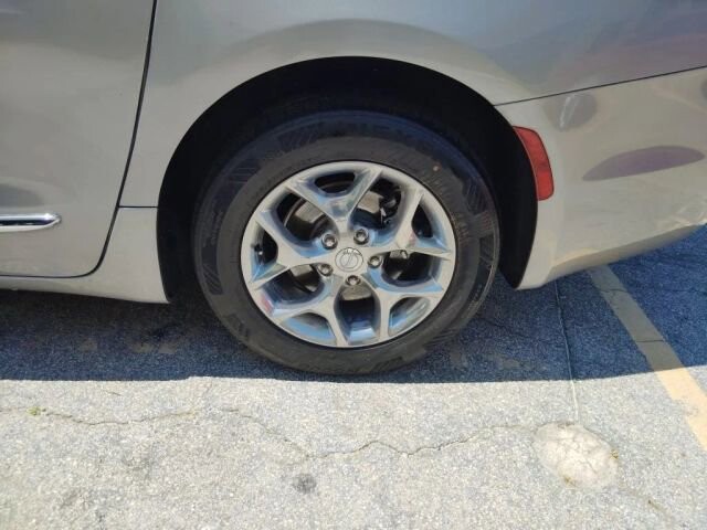 2018 Chrysler Pacifica in Greenville, SC 29607 - 18130791 13