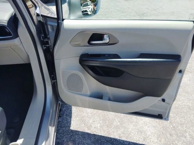 2018 Chrysler Pacifica in Greenville, SC 29607 - 18130791 16