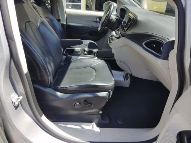 2018 Chrysler Pacifica in Greenville, SC 29607 - 18130791 17