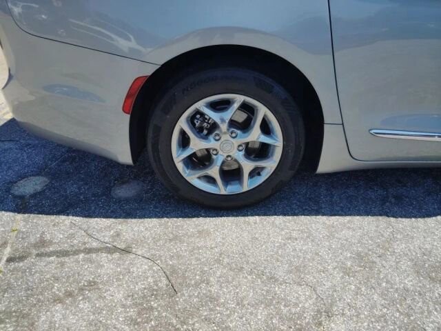 2018 Chrysler Pacifica in Greenville, SC 29607 - 18130791 14