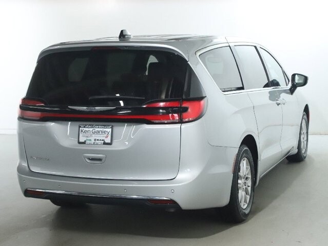 2024 Chrysler Pacifica in Bedford, OH 44146 - 18130801 44