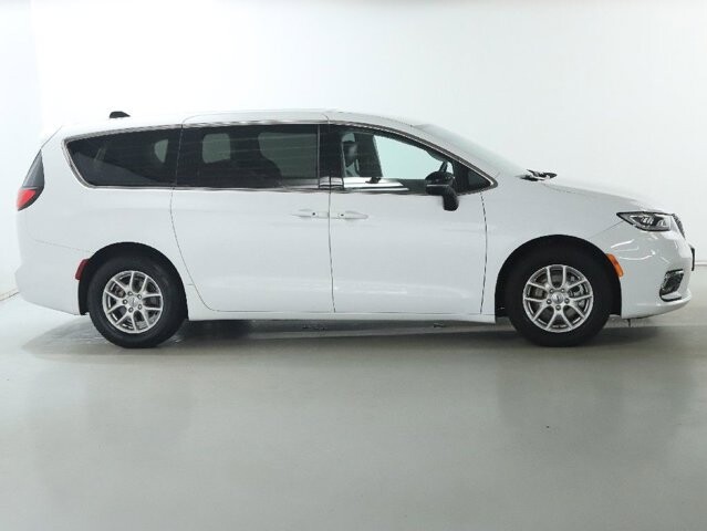 2024 Chrysler Pacifica in Bedford, OH 44146 - 18130802 11