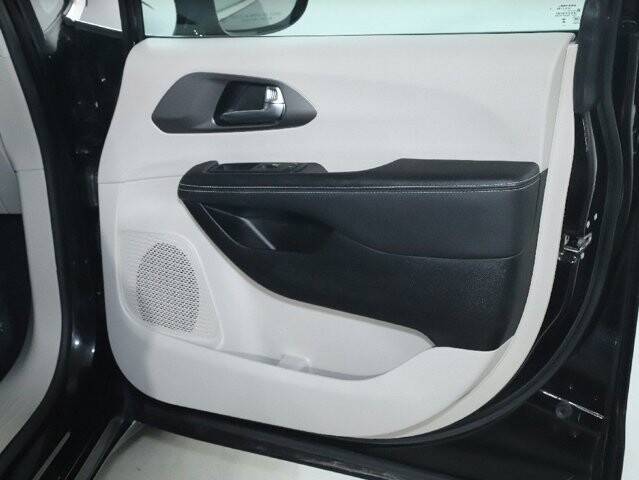 2024 Chrysler Pacifica in Bedford, OH 44146 - 18130803 31