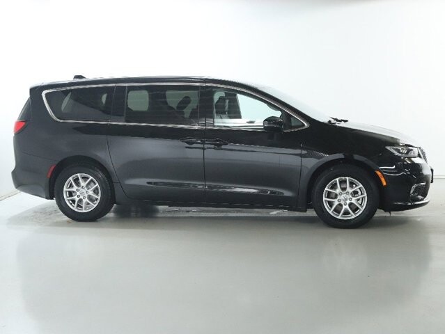 2024 Chrysler Pacifica in Bedford, OH 44146 - 18130803 11