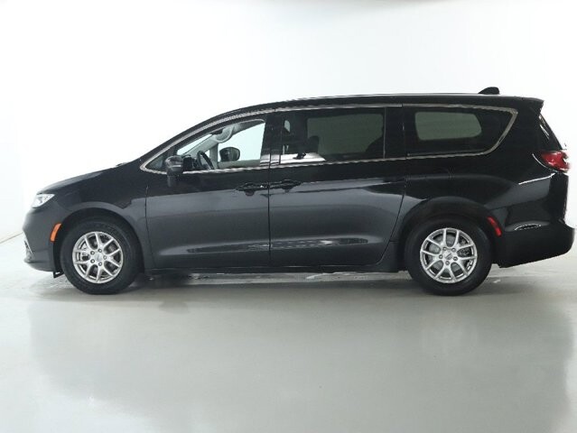 2024 Chrysler Pacifica in Bedford, OH 44146 - 18130803 36