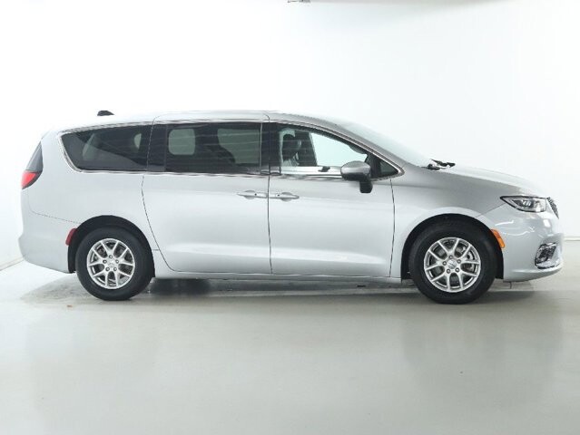 2023 Chrysler Pacifica in Bedford, OH 44146 - 18130806 11