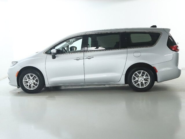 2023 Chrysler Pacifica in Bedford, OH 44146 - 18130806 35
