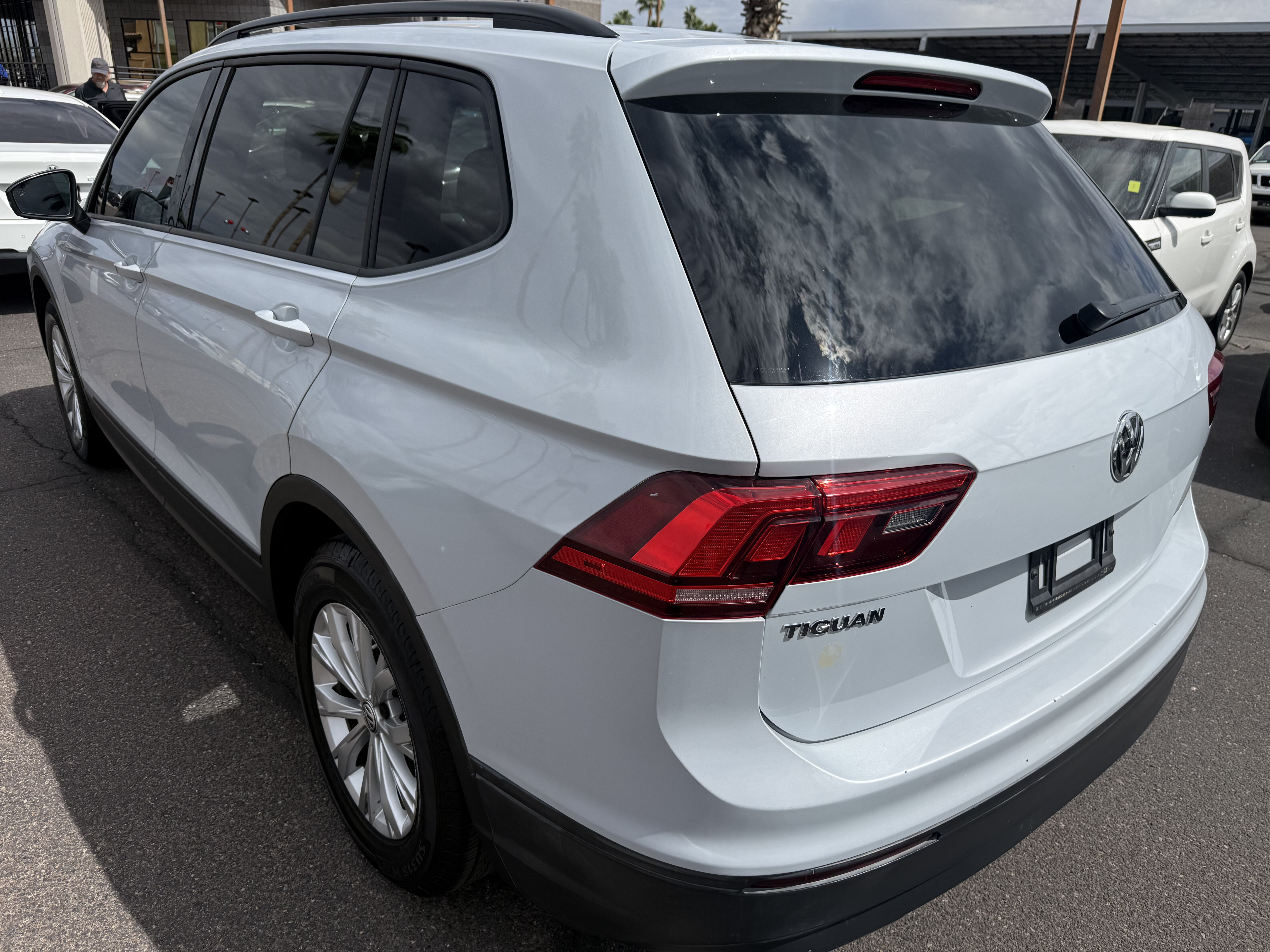 2019 Volkswagen Tiguan in Phoenix, AZ 85022 - 18130811 6