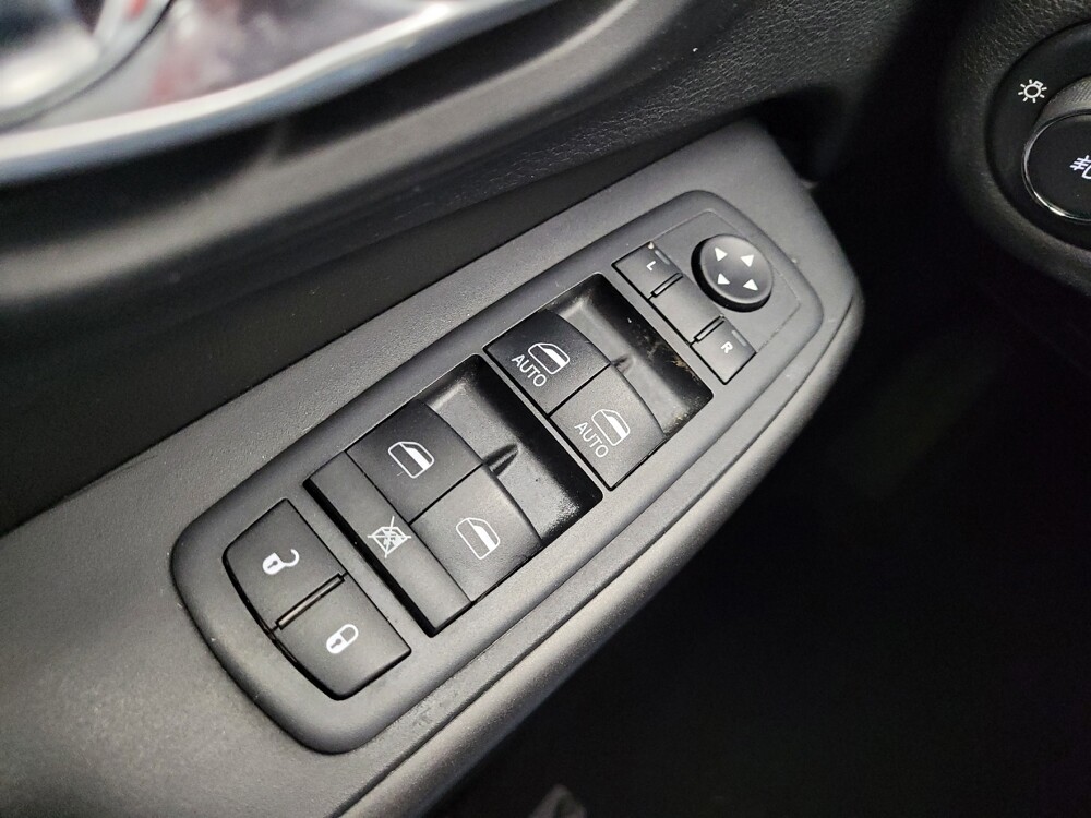 2019 Jeep Cherokee in Taylor, MI 48180 - 18131344 27