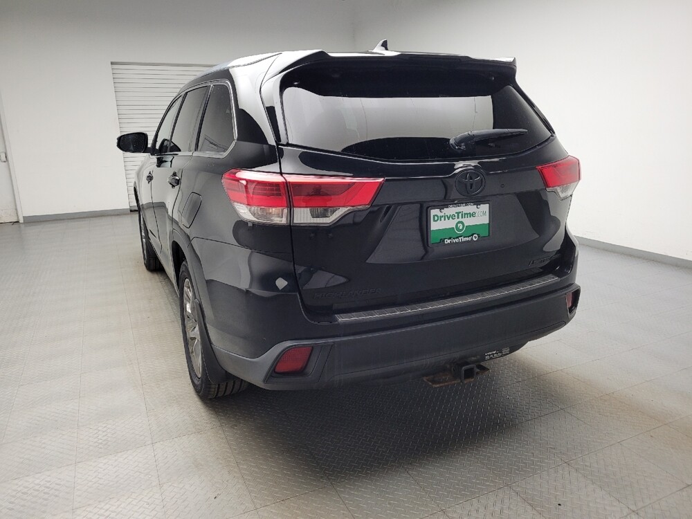 2018 Toyota Highlander in Eastpointe, MI 48021 - 18131353 6