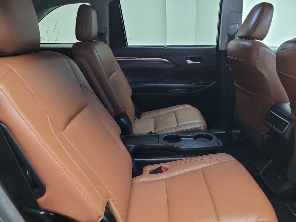 2018 Toyota Highlander in Eastpointe, MI 48021 - 18131353 19