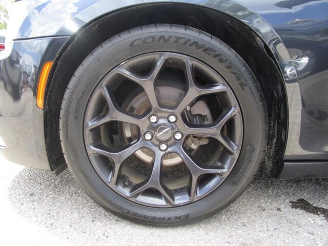 2019 Chrysler 300 in Tampa, FL 33604-6914 - 18131435 19