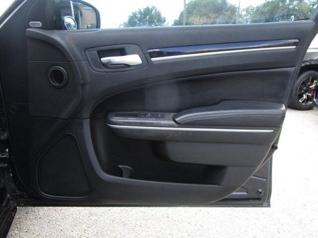 2019 Chrysler 300 in Tampa, FL 33604-6914 - 18131435 15