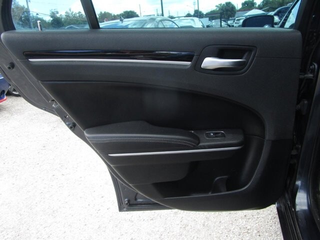 2019 Chrysler 300 in Tampa, FL 33604-6914 - 18131435 16