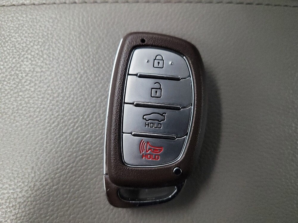 2017 Hyundai Elantra in Huntsville, AL 35816 - 18131580 32