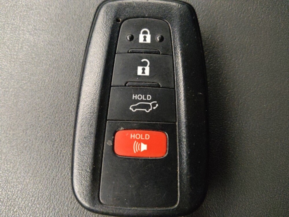 2021 Toyota Highlander in Live Oak, TX 78233 - 18131589 32