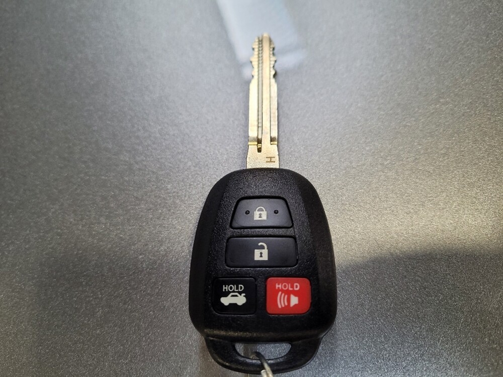 2016 Toyota Camry in Torrance, CA 90504 - 18131690 32