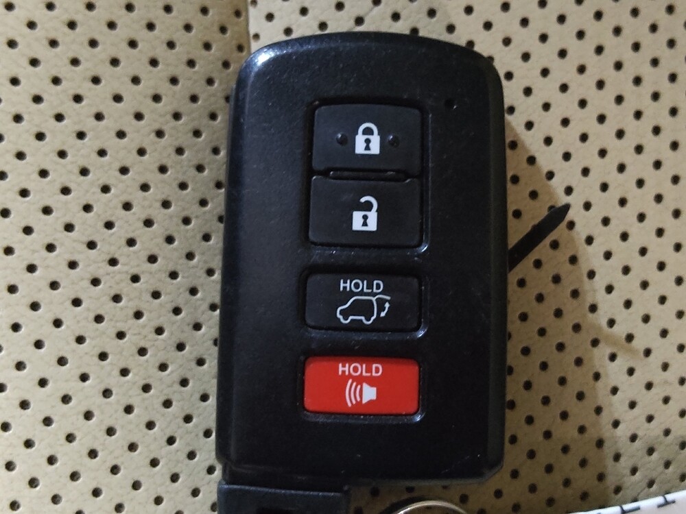 2019 Toyota Highlander in Lewisville, TX 75067 - 18131804 32