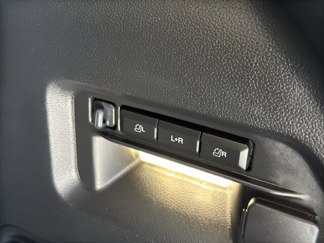 2025 Ford Explorer in Burlington, WI 53105 - 18131919 23