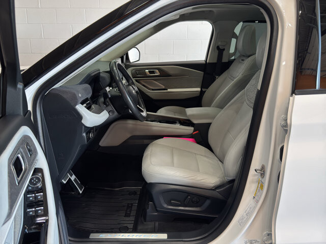 2025 Ford Explorer in Burlington, WI 53105 - 18131919 16