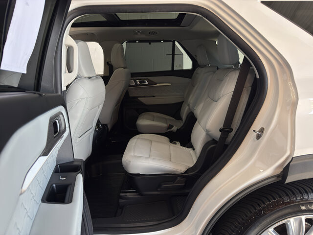2025 Ford Explorer in Burlington, WI 53105 - 18131919 12