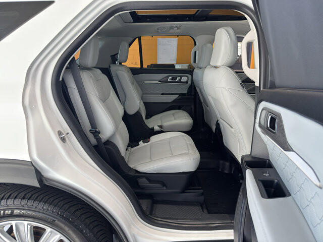 2025 Ford Explorer in Burlington, WI 53105 - 18131919 21