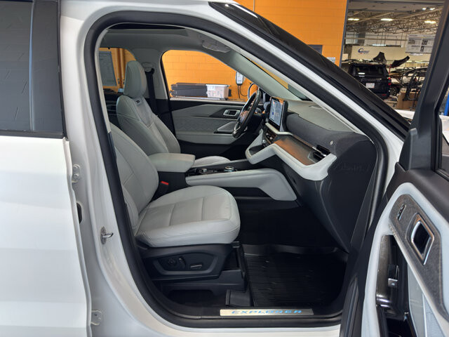 2025 Ford Explorer in Burlington, WI 53105 - 18131919 20