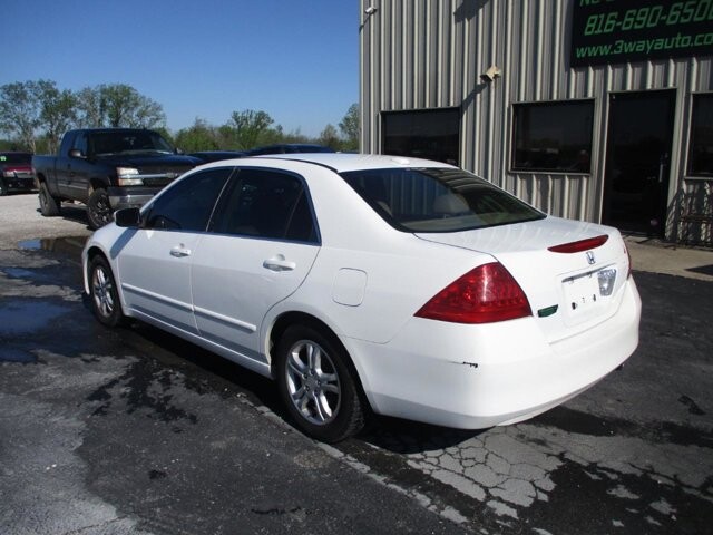 2006 Honda Accord in Oak Grove, MO 64075 - 18131922 7
